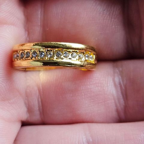 Nydelig ring i gull farge med små steiner