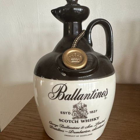 Ballantines keramikkflaske og Bells scotch whiskey