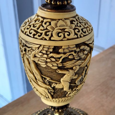 Gammel bordlampe. med kinesisk motiv i relieff, med messing base, 27 cm