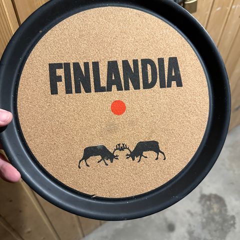 Gammelt serveringsbrett med reklame for Finlandia