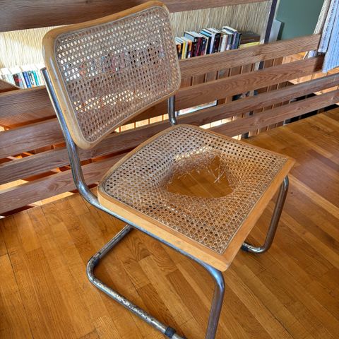 Cesca stol med ødelagt sete