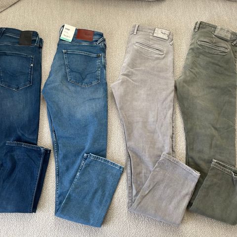 Diverse bukser fra Pepe jeans, Replay, Tommy Hilfinger og Dockers