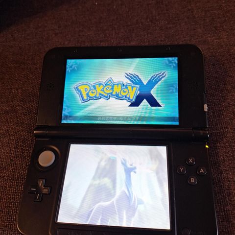 Nintendo 3DS XL med Pokémon X