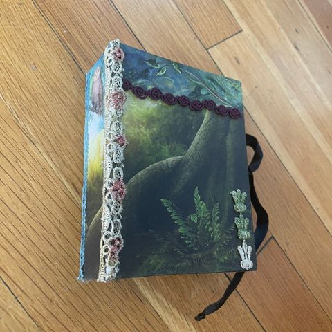 Håndlaget dagbok, inspirert av "Forest of enchantment Tarot"