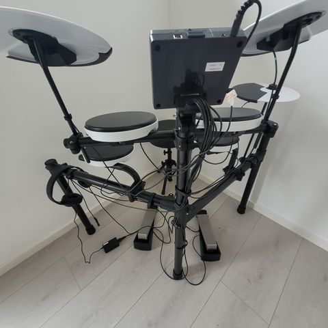 Roland TD-02K V-drums kit med stol, headset og trommestikker