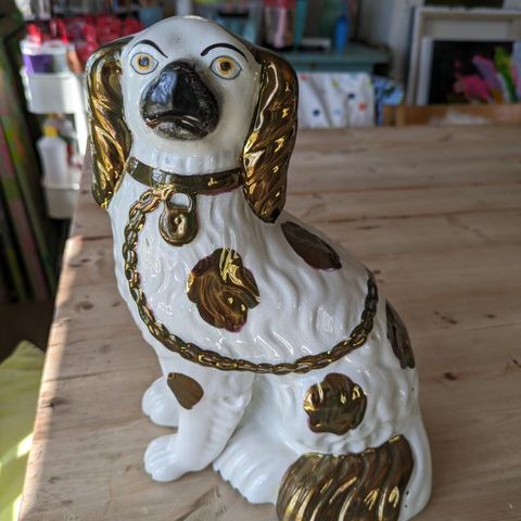 Flott antikk Staffordshire spaniel hund fra 1800-tallet, selges.