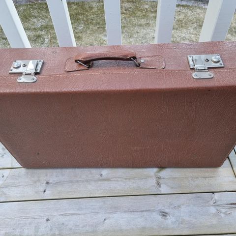 Koffert fra ca 60 tallet selges
