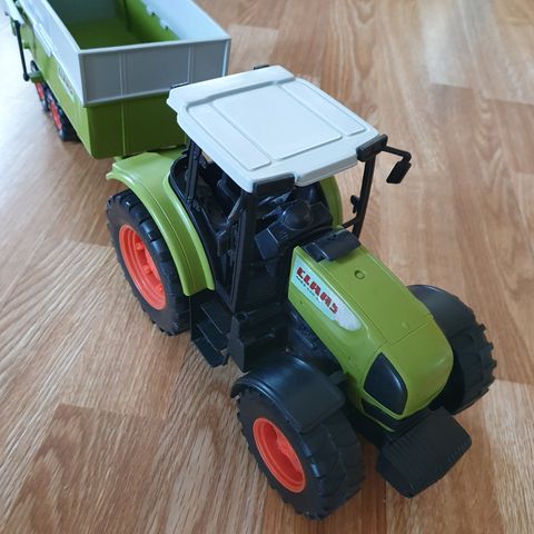 Claas Traktor med tilhenger