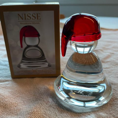 Nissekone. Hadeland Glassverk med rød nisselue. 8 cm.