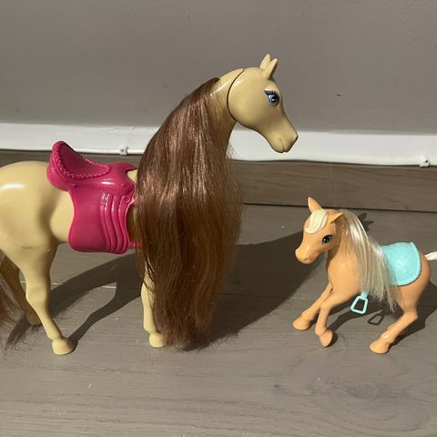 Barbie hester (hest og føll)