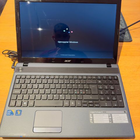 Acer Aspire 5733 , medfølger med lader .repobjekt.