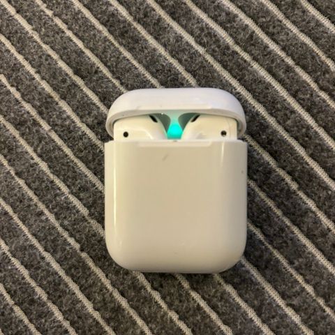 airpods gen2 original høyre side virker ikke 400kr ferdig prute