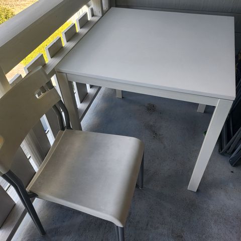 Ikea kjøkkenbord m/ 2stoler.