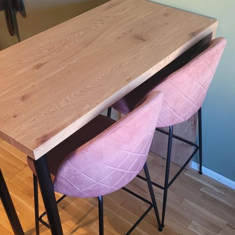 Barbord i eikeimitasjon + barstoler i rosa velur
