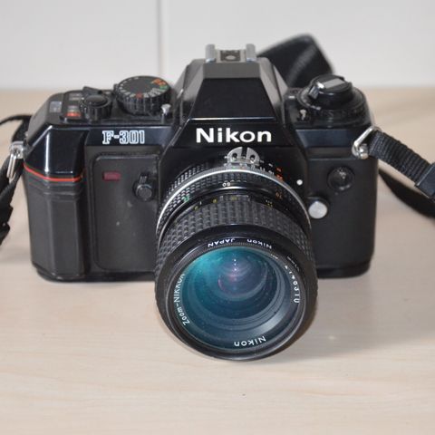 Nikon F-301 MED Nikon linse