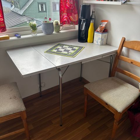 kjøkkenbord med klaffer og 2 stoler