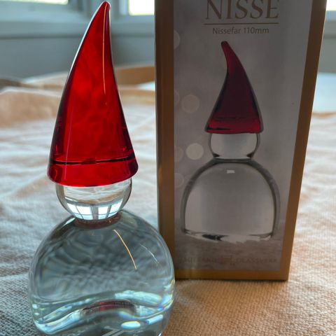 Nissefar Hadeland Glassverk med rød nisselue. 11 cm