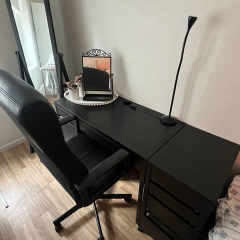 skrivebord + stol og skuffeseksjon