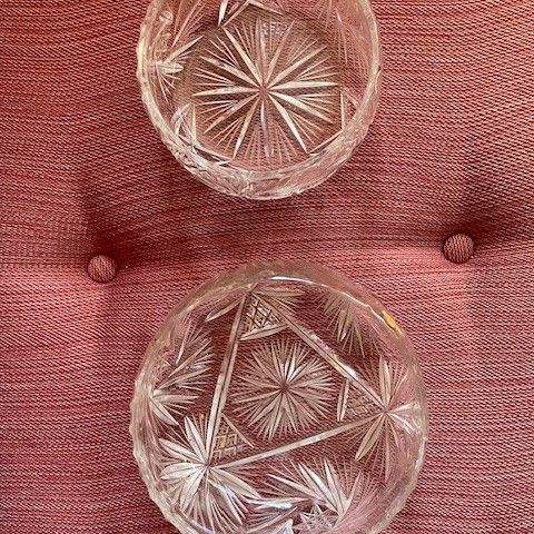 Diverse eldre krystall -skåler, -boller og -vaser.