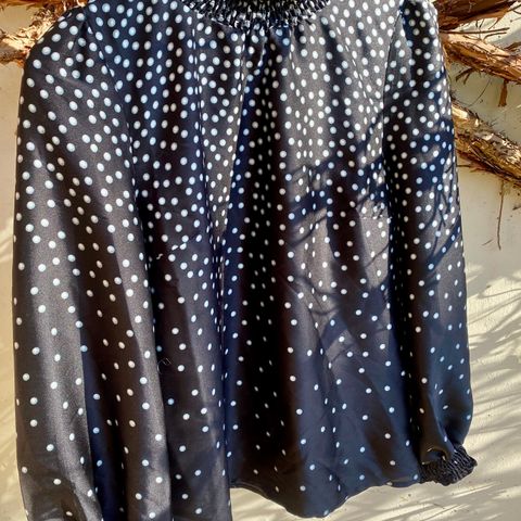 Bluse fra Oasis med polkadots