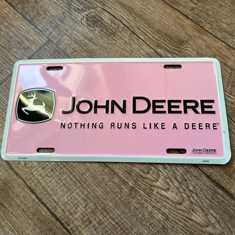 John Deere skilt. Rosa.