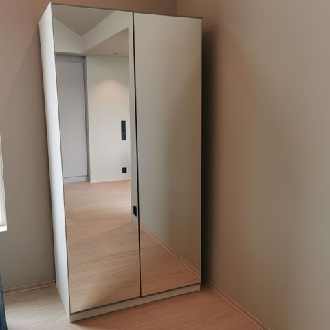PAX-garderobe med speil-dører