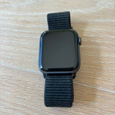 Apple Watch Series 4 // 44 mm GPS+4G