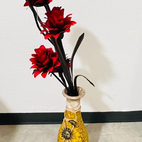 Vase og kunstige blomster