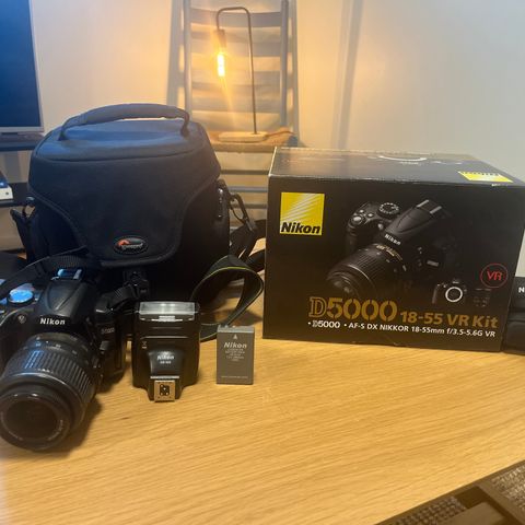 Nikon D5000 med blitz og kameraveske