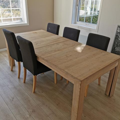 Spisebord med 5 stoler