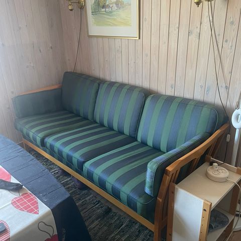 Sofa, 2 stoler og salongbord