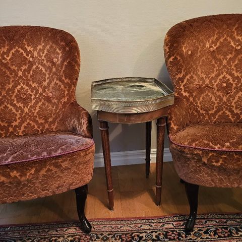 2 stk Vintage stoler+ lite bord m/marmorplate