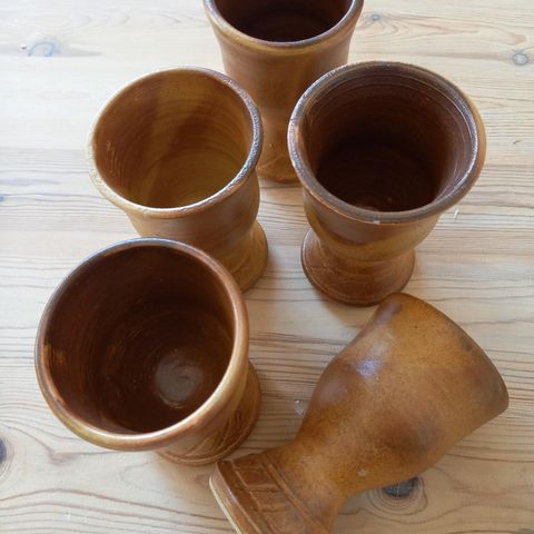 5 nydelige, håndlagde krus av keramikk