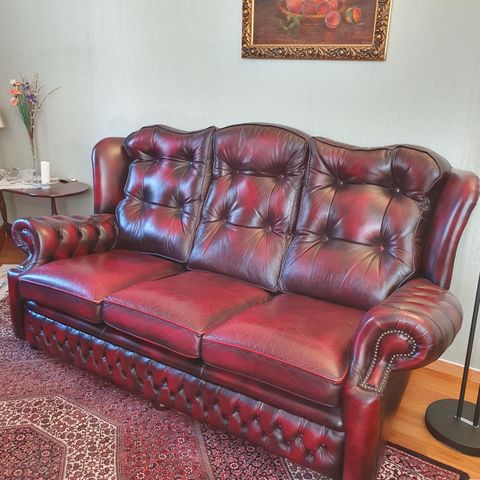Chesterfield sofa og lenestol samt en skammel