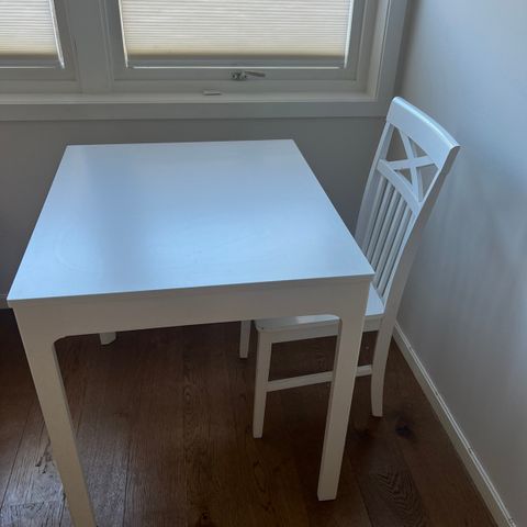 spisebord hvitt med stol - må hentes