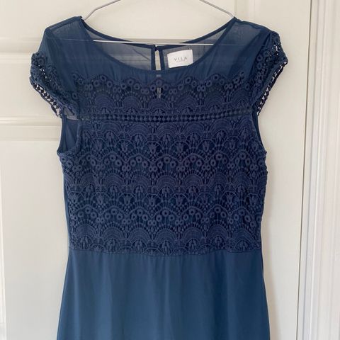Lang marineblå kjole fra Vila strl 40
