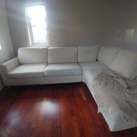 Sofa med sjeselong til salgs