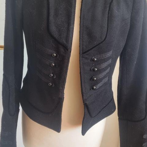 Kort blazer in military style fra Zara Y2K