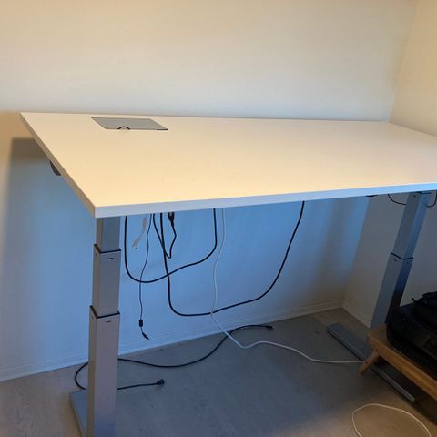 skrivebord (89 x 160 )cm med hev/senk mulighet