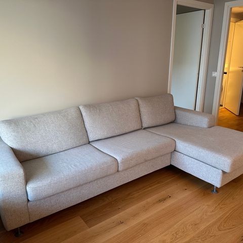 Stilfull grå sofa med sjeselong i god stand