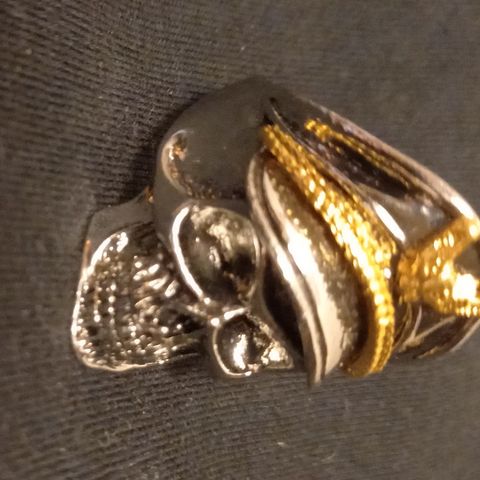 Tøff skull ring. Kan justeres på størrelse.