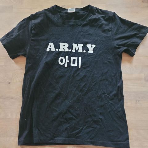 BTS army teskjorte fra offisiell merch shop