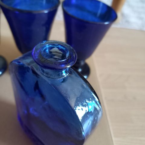 Fire håndblåste vinglass + mugge og lommelerke  i blått