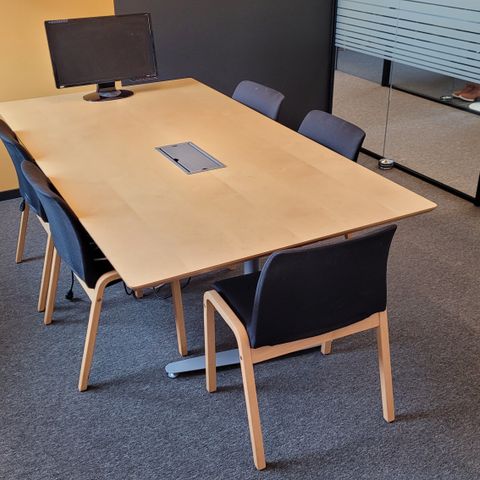 Flott stort møtebord med stoler