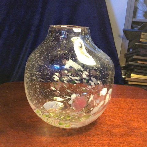 Kr 290 Kunstglassvase H=20 cm vekt 2kg. Hel og fin Signert Hallingglass