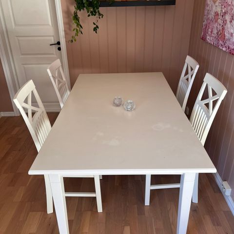 Spisebord med tilleggsplate og seks spisestoler