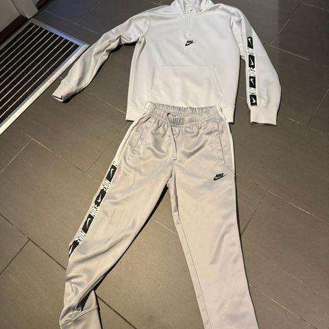 Grå Nike joggedress