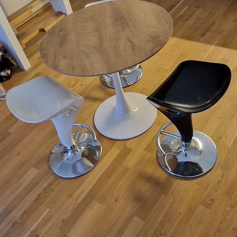 Bord og 3 stoler