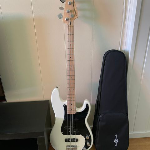 Fender squire precision bass