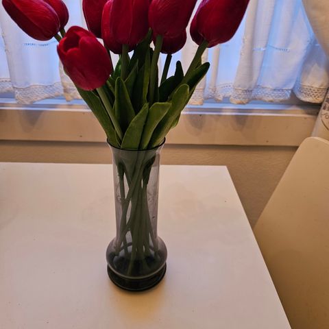 Bukett med 12 kunstige røde tulipaner